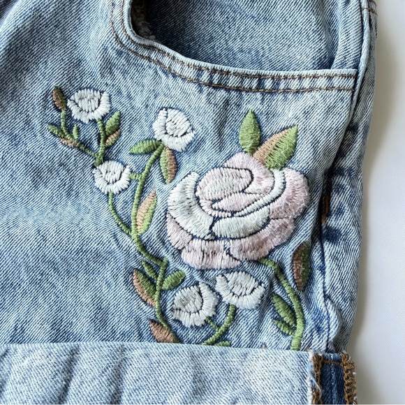 Forever 21 Blue Denim Short Shorts with Floral Embroidery Women’s Size 28 - Picture 5 of 9